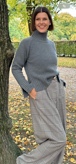 "Siena" rollneck with slits at hem and sleeves