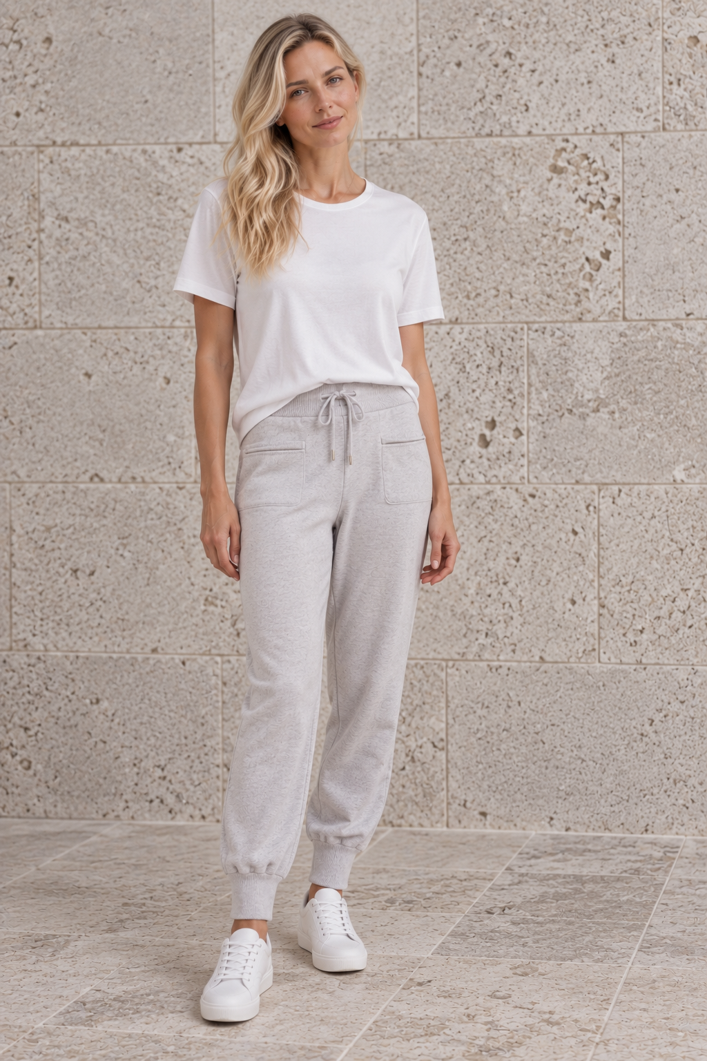 Jogging pants in cashmere, fine knitted with pockets at front